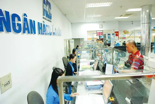 Khách hàng làm thủ tục vay vốn tại ACB. Ảnh: LÃ ANH